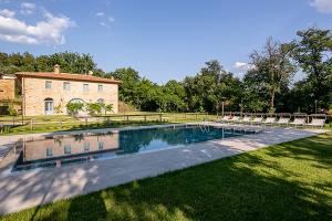 Holiday villa with private swimming pool in Tusany, Italy by www.payatarrival.com 2