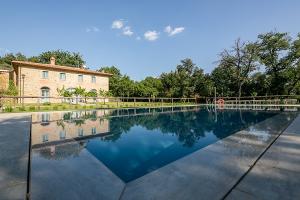 Holiday villa with private swimming pool in Tusany, Italy by www.payatarrival.com 6