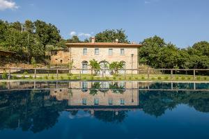 Holiday villa with private swimming pool in Tusany, Italy by www.payatarrival.com 7